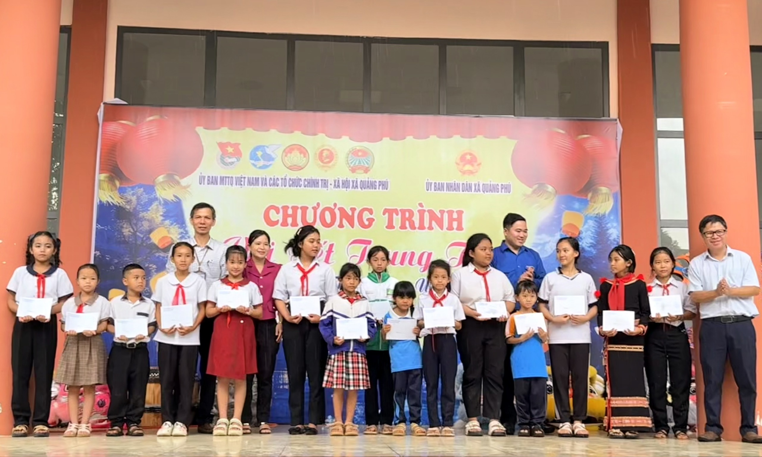 các đơn vị đã trao tặng 12 suất quà cho các em thiếu nhi có hoàn cảnh khó khăn vươn lên trong học tập 